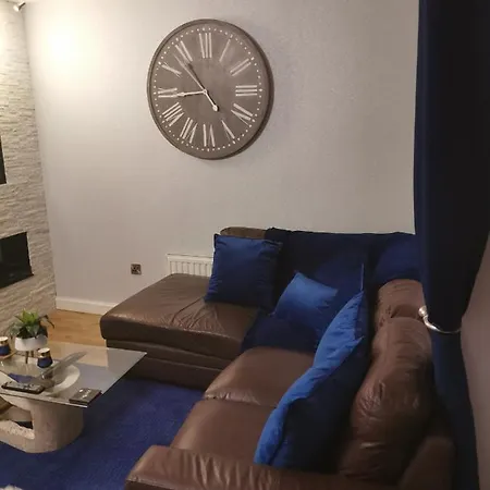 Homestay The Luxurious Blue Room. Sutton