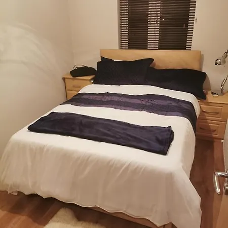 The Luxurious Blue Room. Homestay Sutton